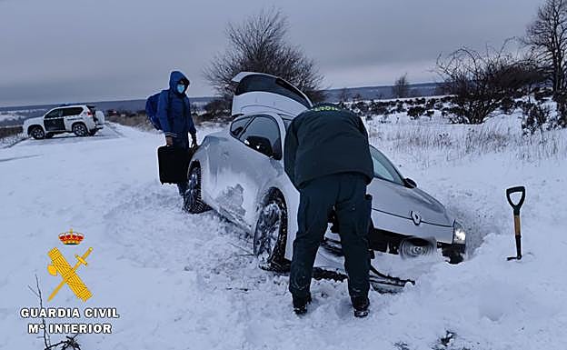 Dos ciudadanos suizos pasan más de dos horas desorientados y atrapados en la cuneta por la nieve en Burgos