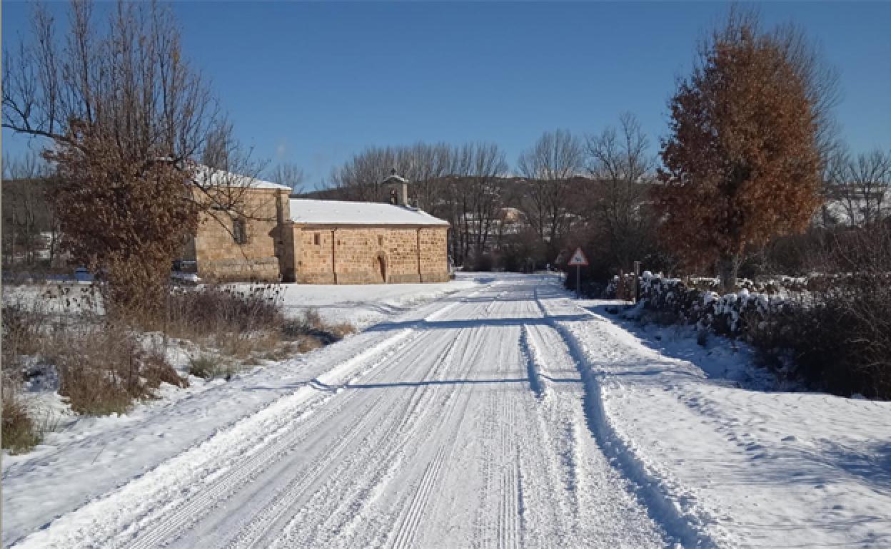 Imágenes de carreteras completamente nevadas en la provincia. 