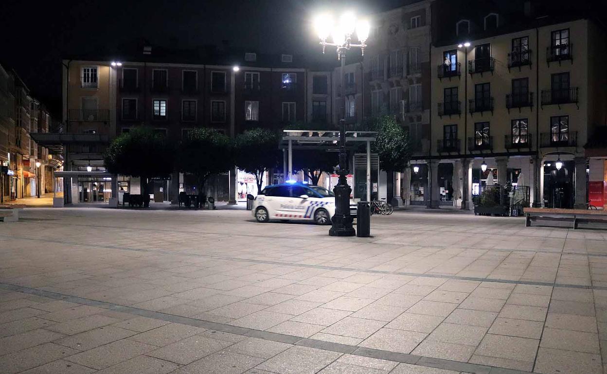 La Policía Local recorre el centro de Burgos durante el toque de queda. 