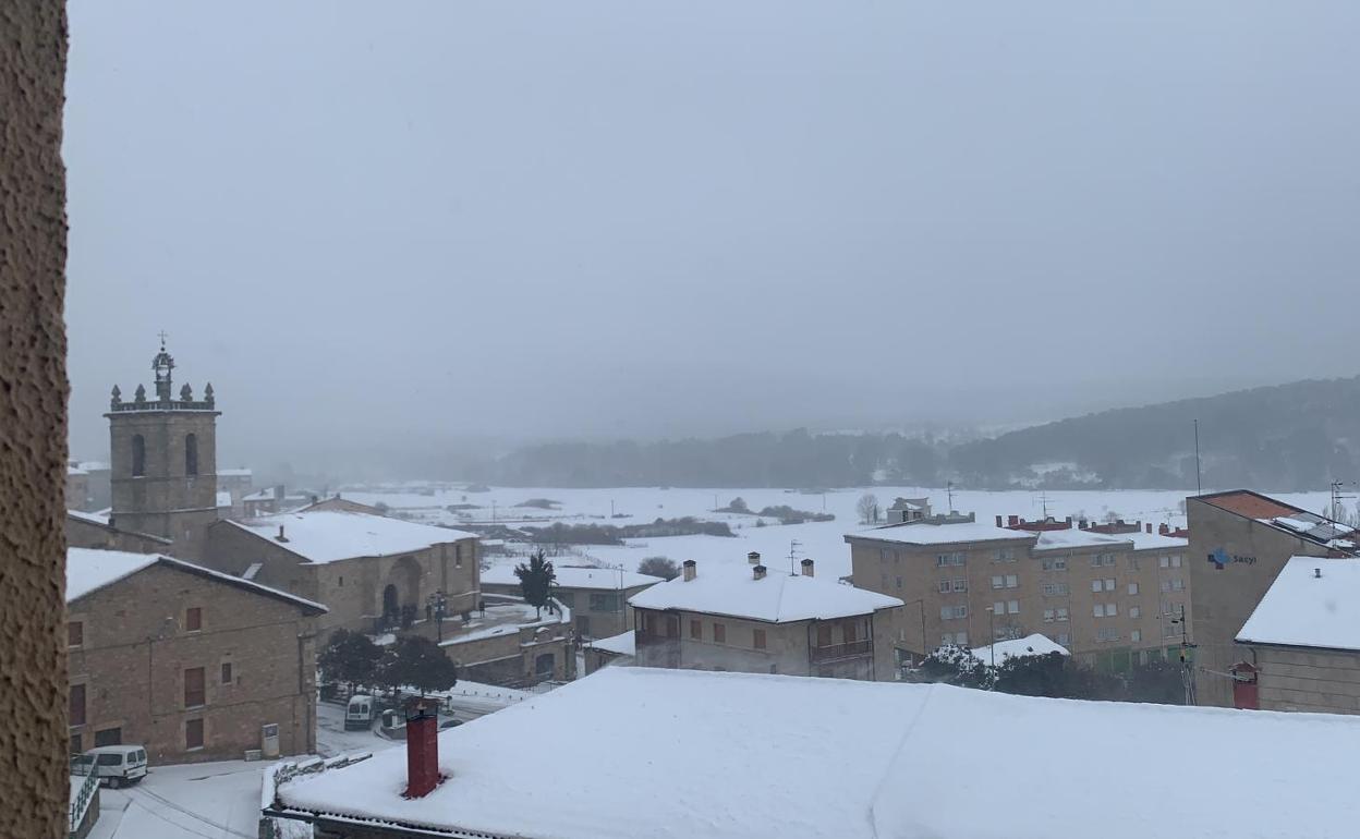 Imagen de archivo de un pueblo burgalés durante la nevada del sábado 9 de enero. 