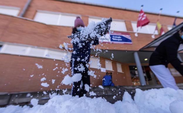 Nieve acumulada en un colegio de Colmenar Viejo (Madrid).