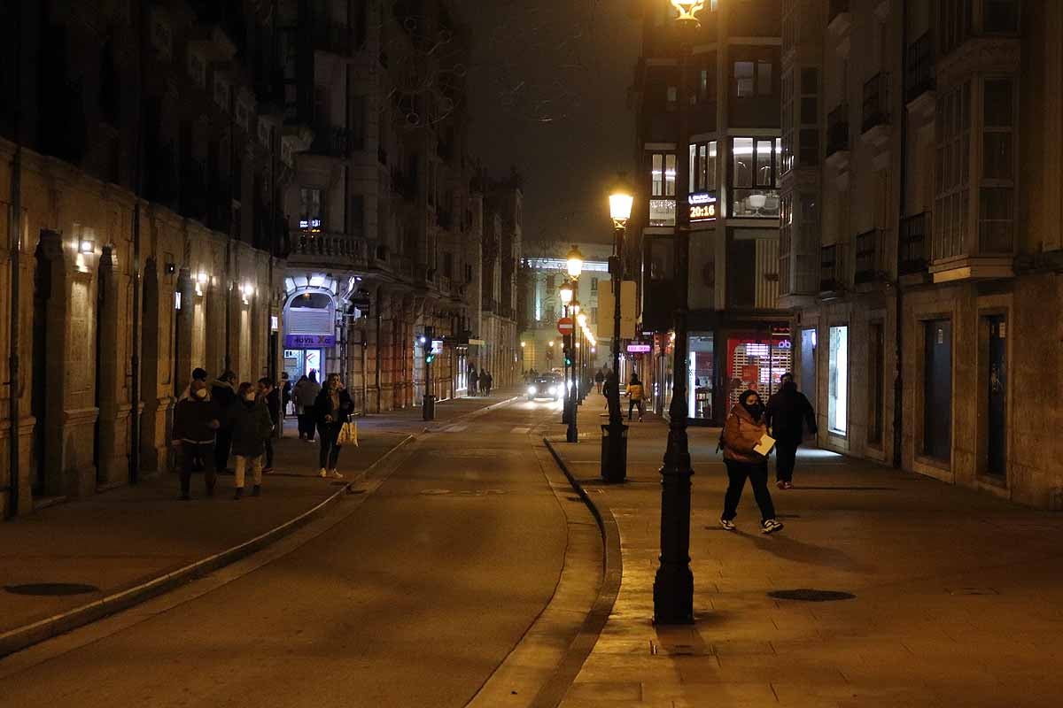 Los burgaleses se recogen a sus hogares a las 20:00 horas mientras la Policía ejercía una labor informativa.