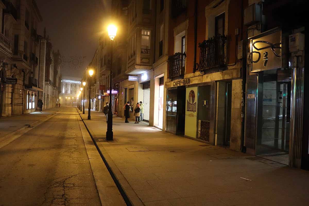 Los burgaleses se recogen a sus hogares a las 20:00 horas mientras la Policía ejercía una labor informativa.