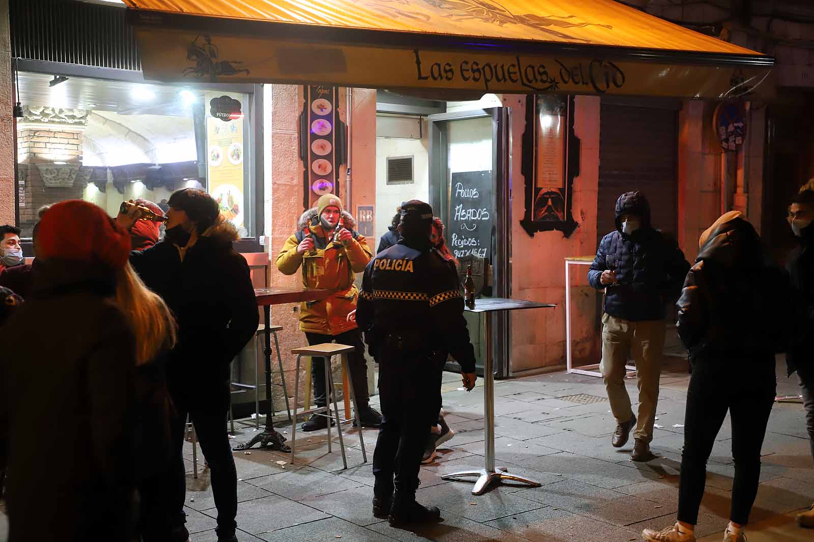 Los burgaleses se recogen a sus hogares a las 20:00 horas mientras la Policía ejercía una labor informativa.