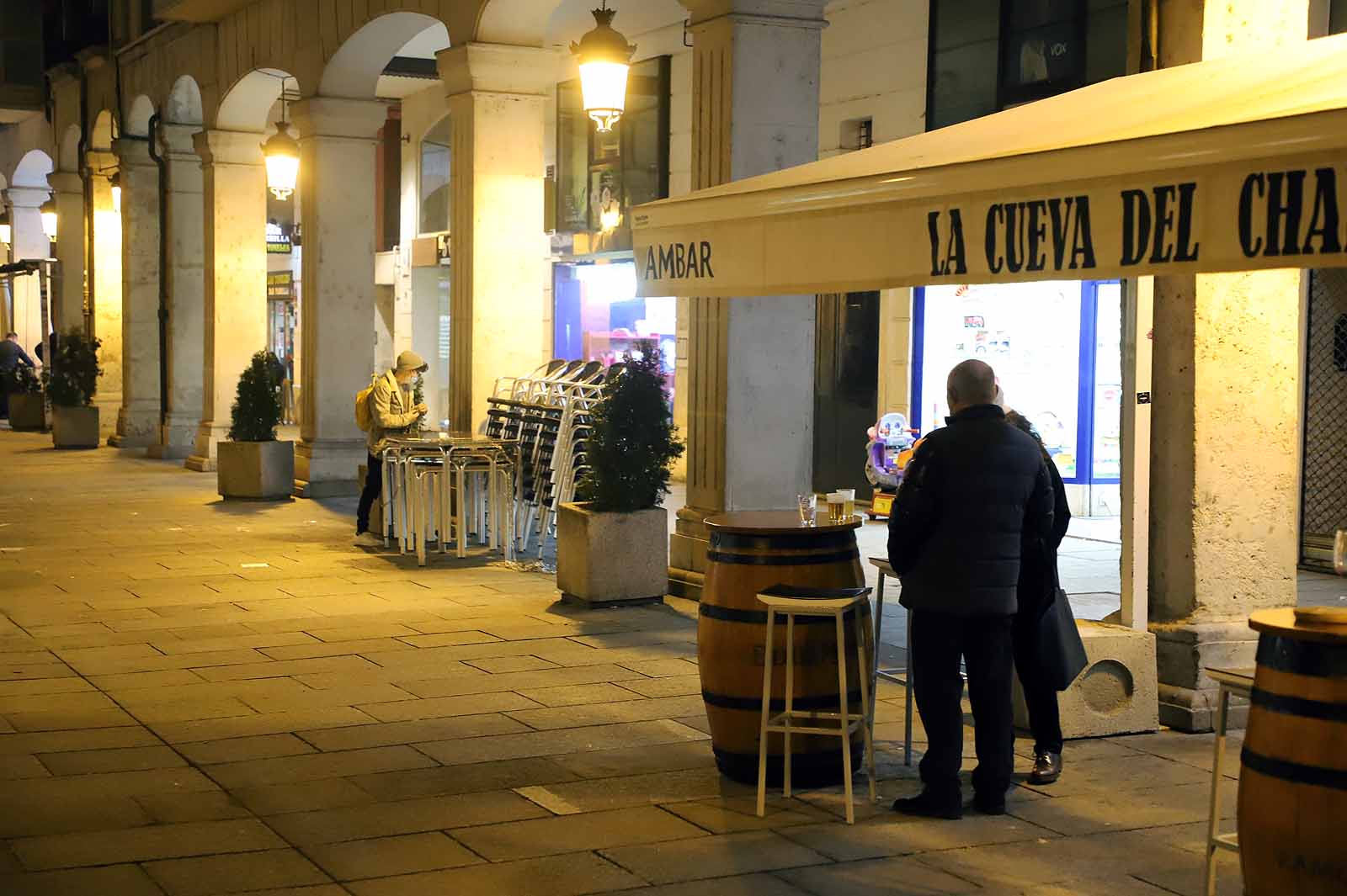 Los burgaleses se recogen a sus hogares a las 20:00 horas mientras la Policía ejercía una labor informativa.