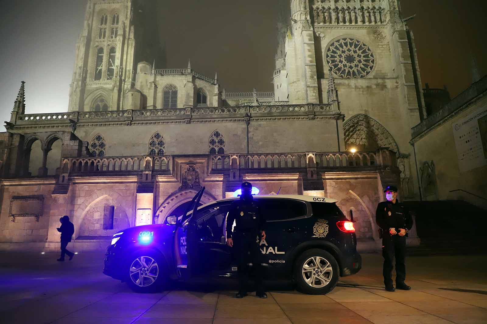 Los burgaleses se recogen a sus hogares a las 20:00 horas mientras la Policía ejercía una labor informativa.