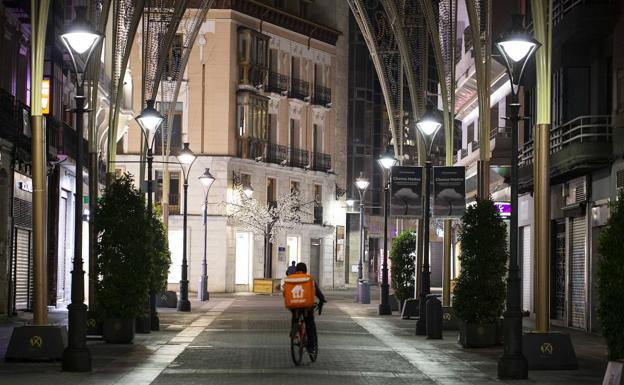 El Gobierno lleva al Supremo el adelanto del toque de queda y la Junta apela a la protección de la vida