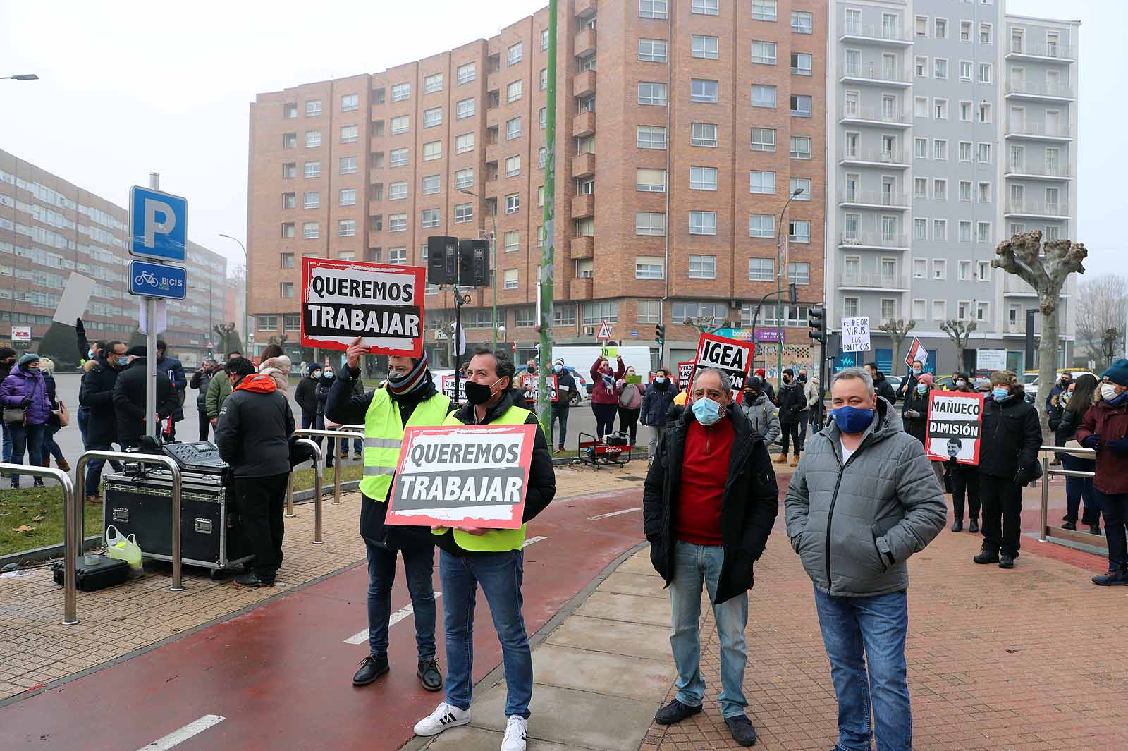 Alrededor de 250 personas se concentran en la delegación de la Junta para pedir ayudas directas para el sector.