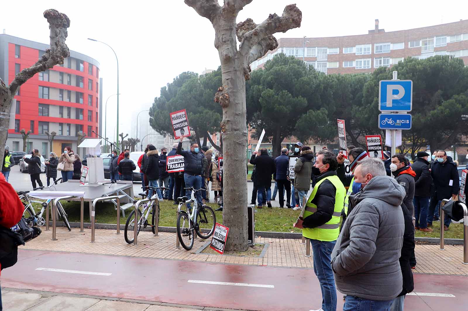 Alrededor de 250 personas se concentran en la delegación de la Junta para pedir ayudas directas para el sector.