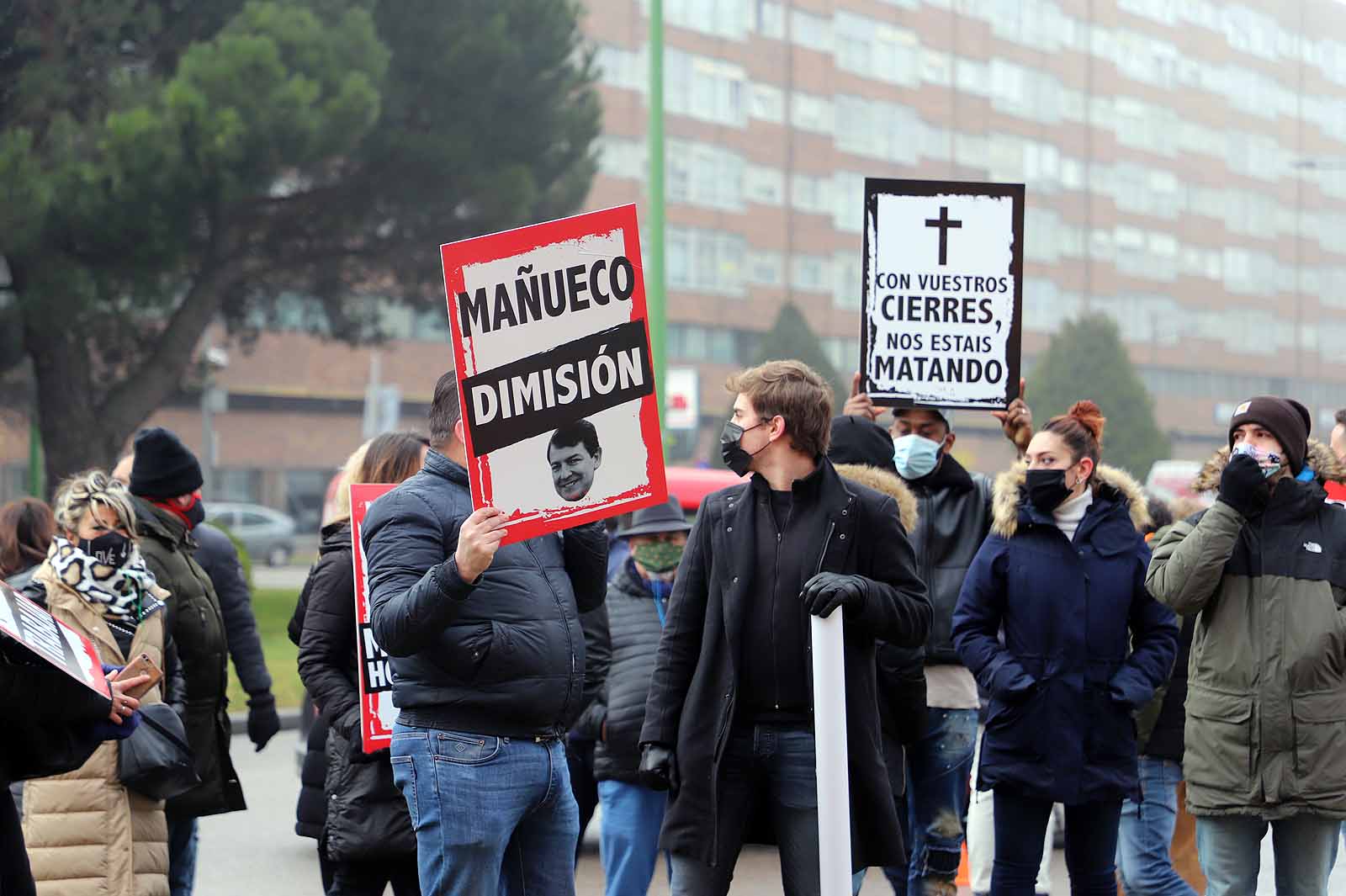 Alrededor de 250 personas se concentran en la delegación de la Junta para pedir ayudas directas para el sector.