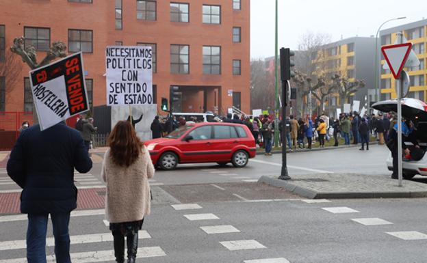 Los hosteleros de Burgos se echan a la calle en protesta de las restricciones y exigen explicaciones a Mañueco