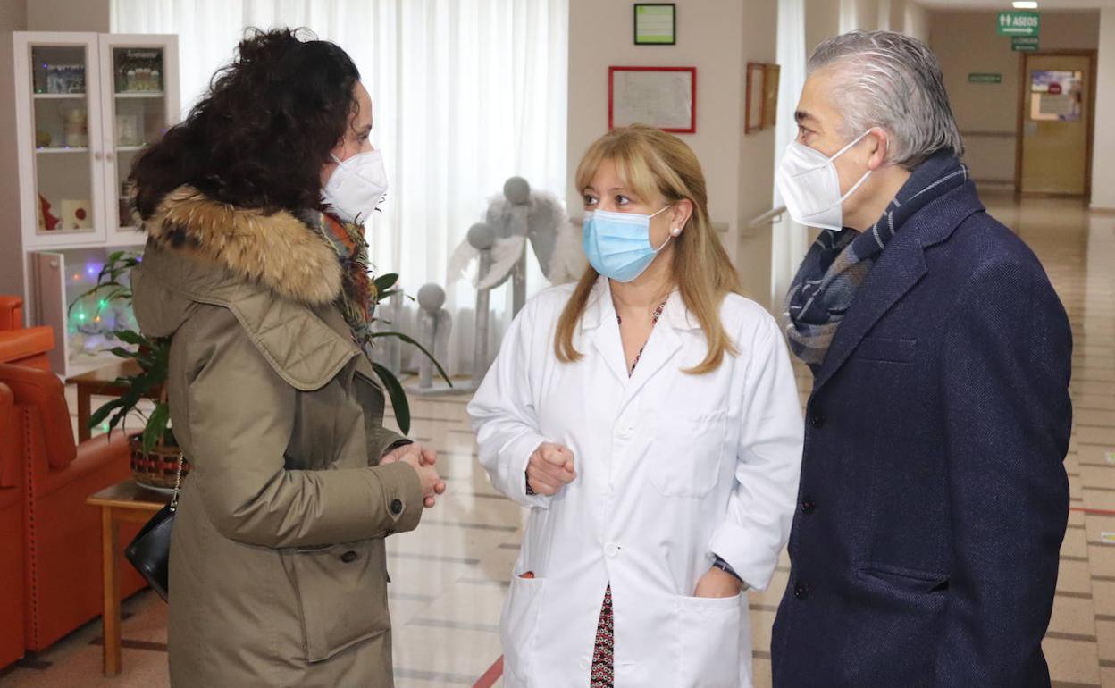 La directora de la residencia Fuentes Blancas, Victoria Rueda, en el centro, dialoga con la gerente de Atención Primaria, Mónica Chicote, y el delegado de la Junta, Roberto Saiz, el primer día de vacunación en Burgos.