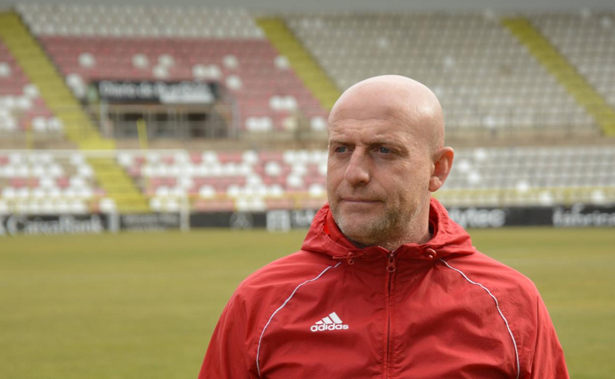 Julián Calero podrá sentarse en el banquillo frente al Sporting B. 