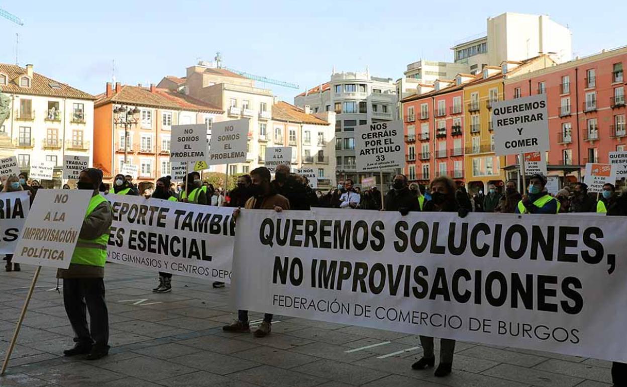 Cientos de burgaleses han acompañado hoy a los sectores afectados por las medidas de la Junta en una concentración en la Plaza Mayor de la capital.