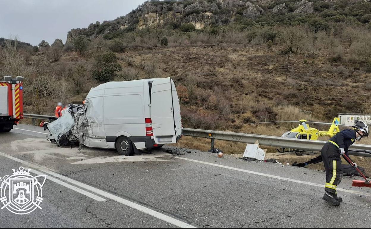 Estado en el que quedó la furgoneta tras el accidente en la N-627.