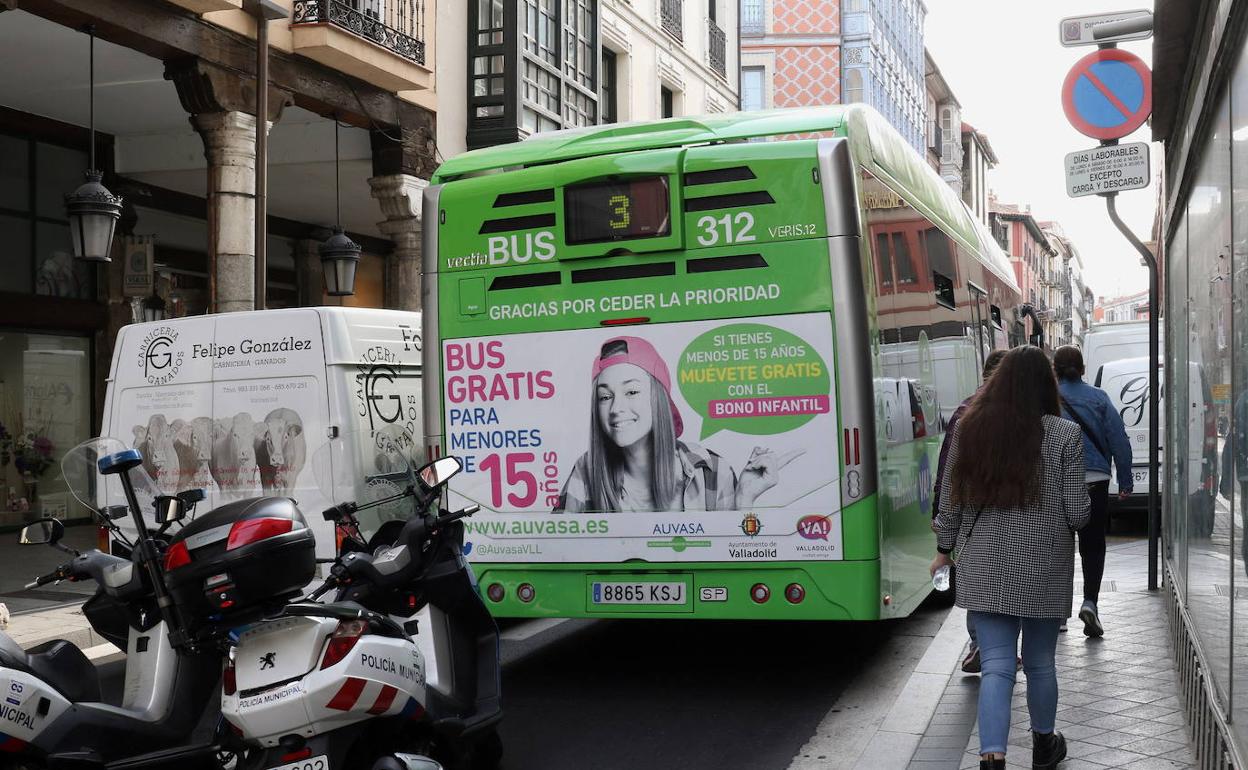 Atasco de tráfico en una calle de Valladollid. 