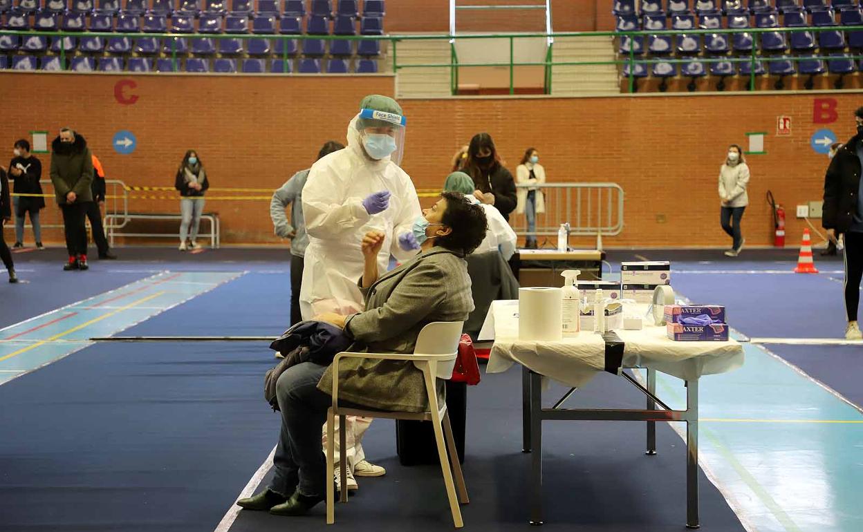 Test de antígenos realizado a una persona en el polideportivo universitario de la UBU.