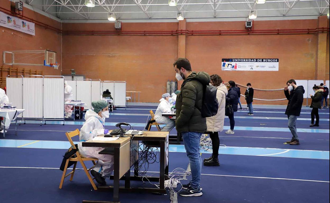 Varias personas esperan su turno para someterse al test de antígenos en el polideportivo universitario de la UBU.