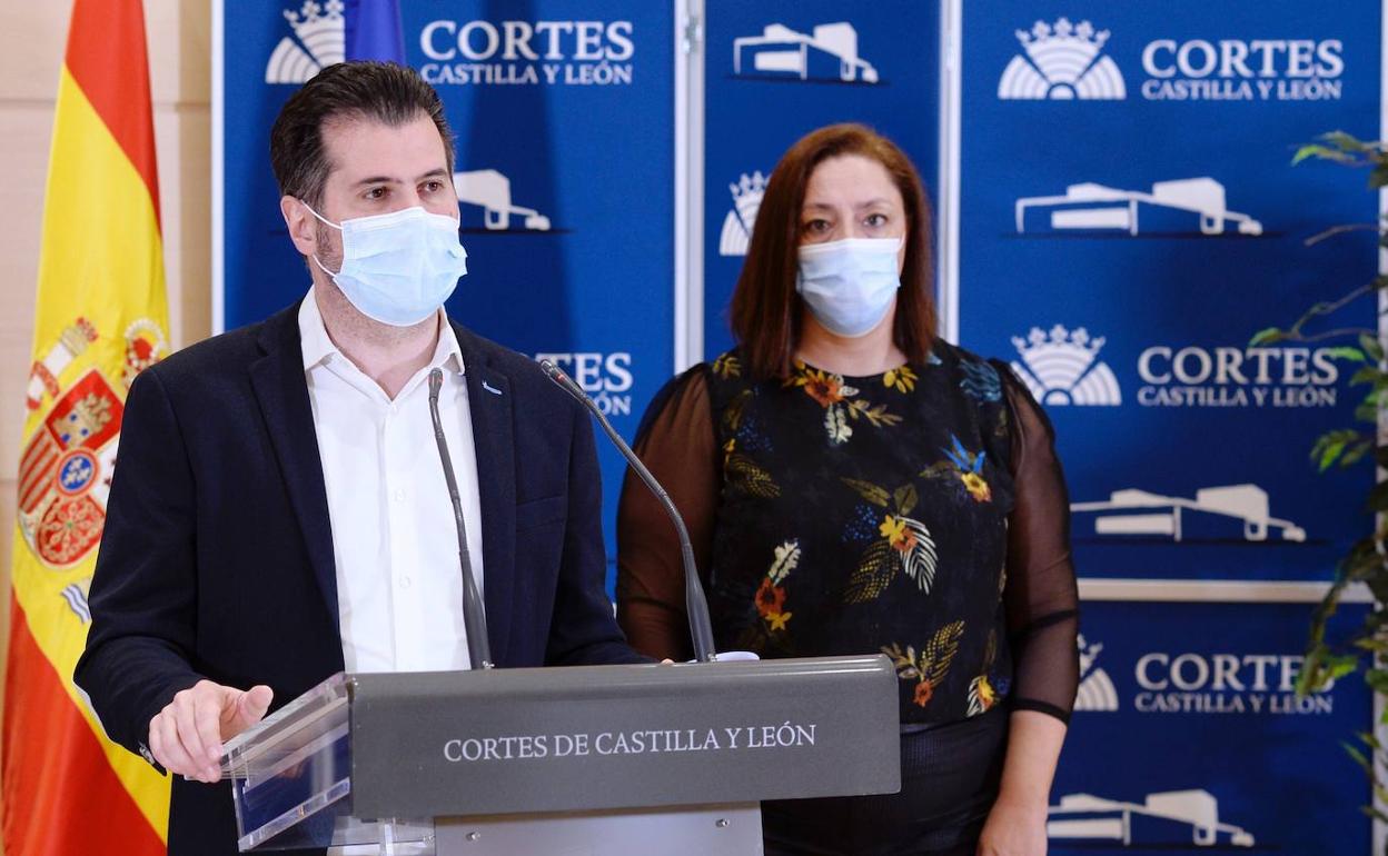 Luis Tudanca (PSOE) y Mercedes Gago (Satse), en las Cortes de Castilla y León. 