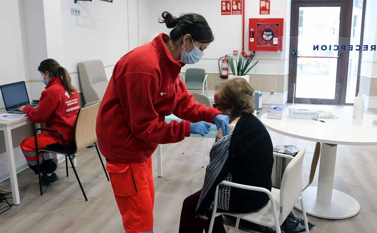 Imagen de la vacunación en la Residencia San Pedro Poveda de Burgos.