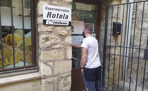 Un vecino de Treviño entra en la tienda de alimentación.