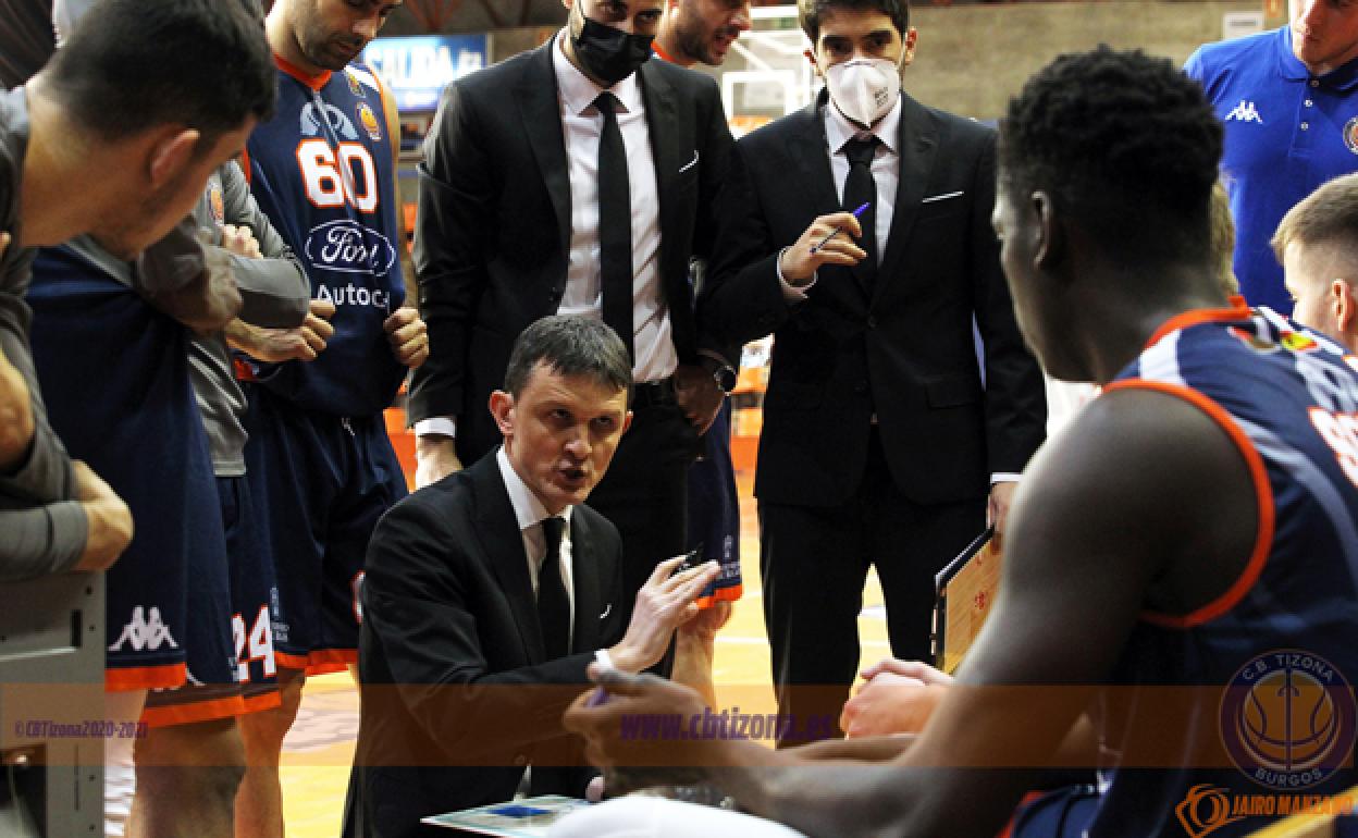 Lluís Riera da instrucciones a sus pupilos. 