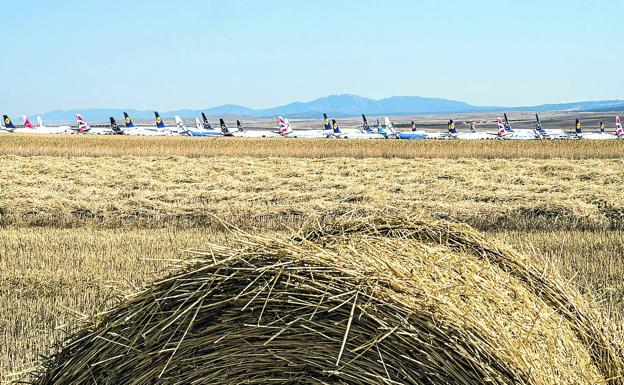 El aeropuerto de Teruel ocupa una superficie de 340 hectáreas y está rodeado de campos de cereal, sin apenas humedad y con 242 días de sol al año.