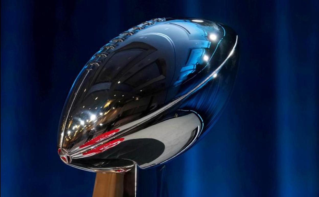 El Trofeo Vince Lombardi, que se adjudica al ganador de la Super Bowl. 