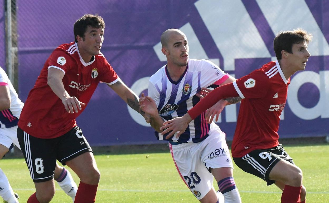 Cerrajería y Guillermo, del Burgos CF, en una jugada del partido de la primera vuelta.