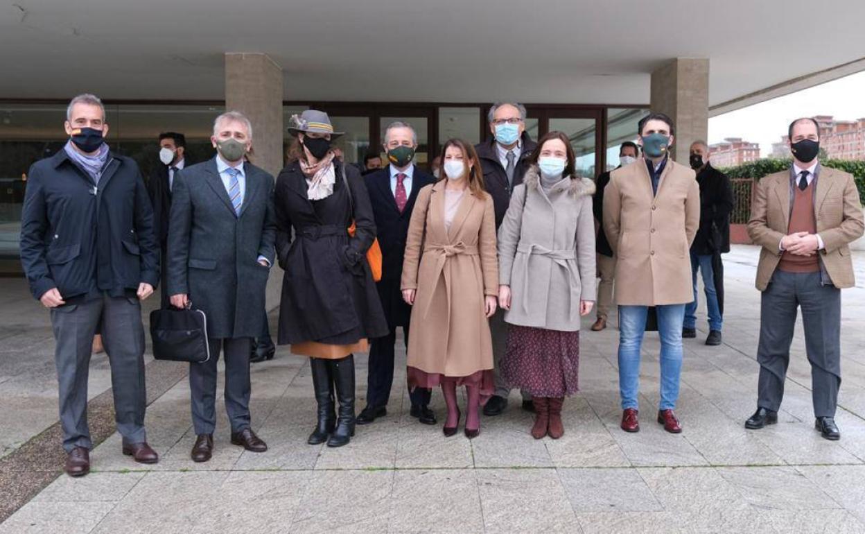 Julio Utrilla (diputado de Vox por Valencia), Rubén Manso (diputado por Málaga), Cristina Esteban (diputada por Palencia), Pablo Sáez (diputado por Valladolid), Fátima Pinacho, nueva procuradora de las Cortes, Pedro Requejo (diputado por Zamora), Georgina Trías (diputada por Ávila), Rodrigo Jiménez (diputado por Segovia) y Víctor González (diputado por Salamanca), ante las Cortes. Tras ellos, otros cargos de la formación, como Javier García, presidente provincial en Valladolid. 