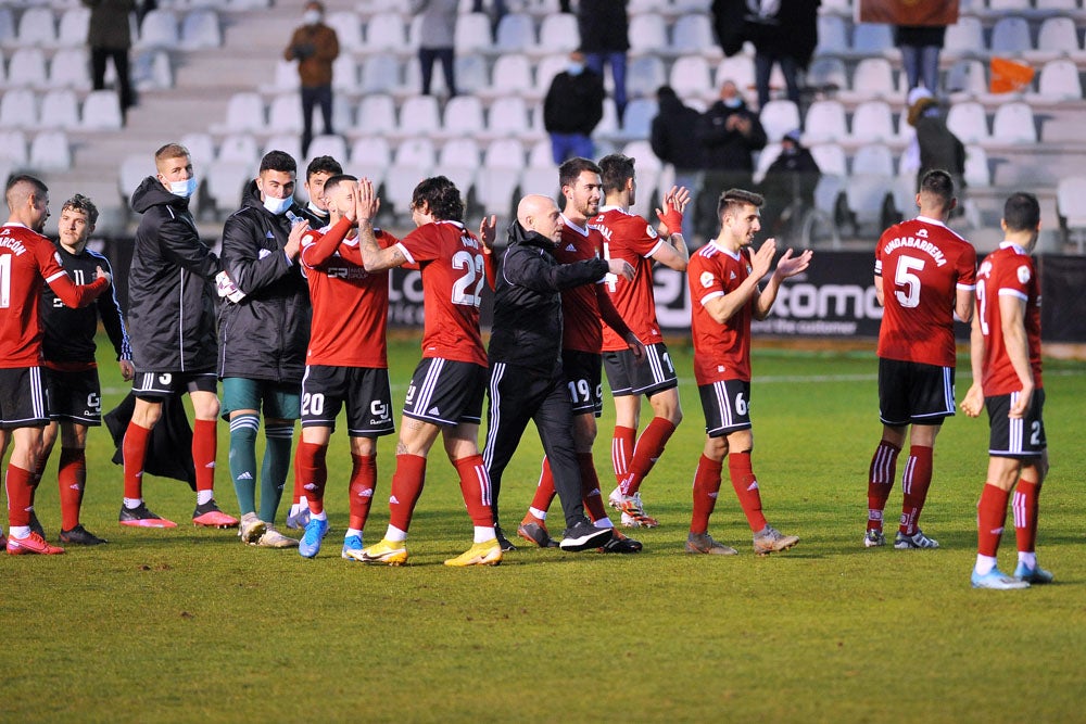 Fotos: El Burgos CF, más líder