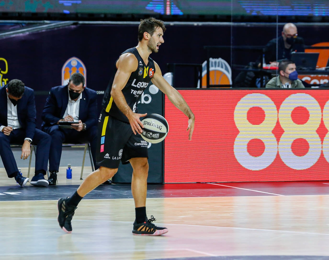 Derrota de los burgaleses ante el Lenovo Tenerife en su primer partido copero.