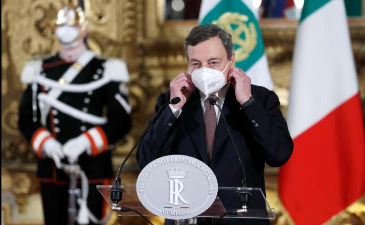 Mario Draghi se quita la mascarilla para dirigirse a la prensa en Roma, tras hablar con el presidente del país, Sergio Mattarella. 