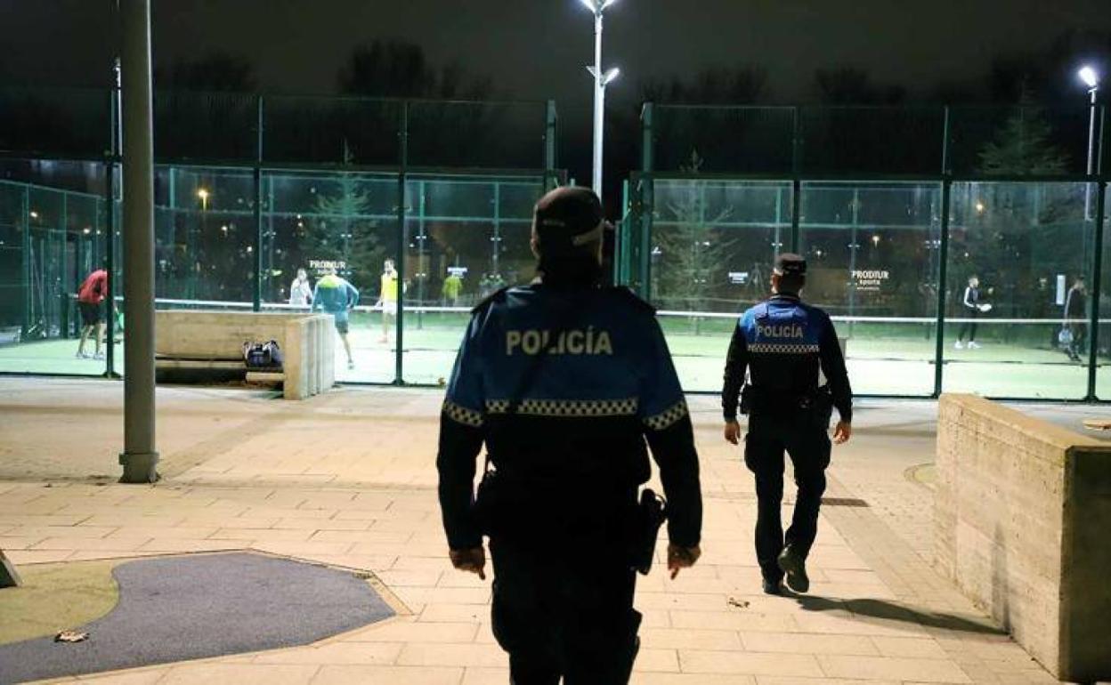 Imagen de archivo de la Policía Local de Burgos en vigilancia nocturna.