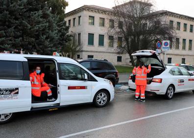 Imagen secundaria 1 - Un día con el equipo de vacunación: Las encargadas de inyectar la luz al final del túnel en Burgos