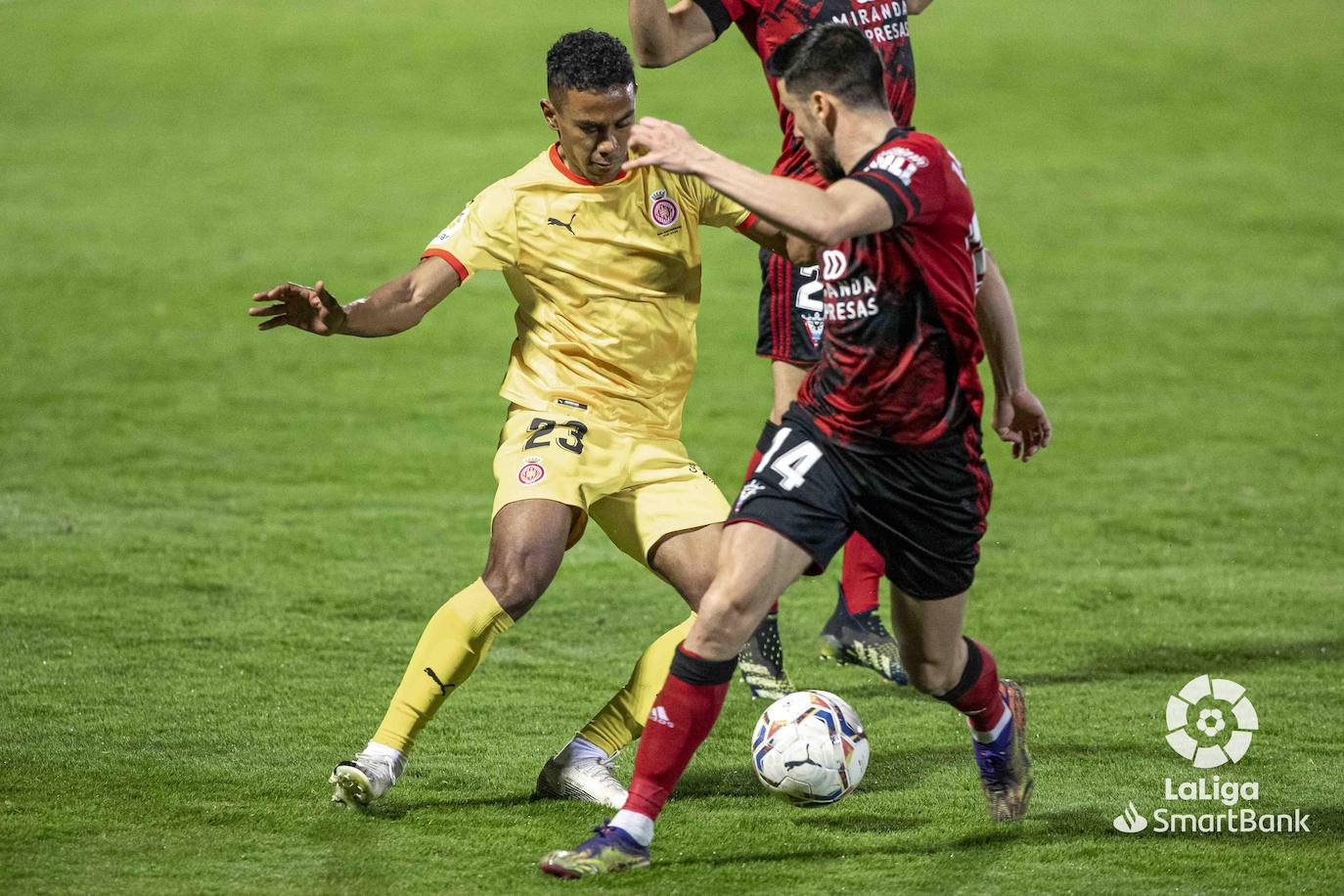 Un gol en el minuto 94 priva a un buen Mirandés de la cuarta victoria consecutiva