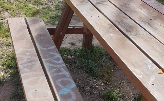 Estado de una mesa de un parque de la zona sur de Burgos. 