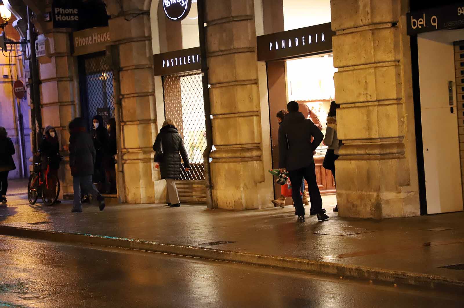 Fotos: La lluvia desluce la primera tarde sin toque de queda a las 20:00