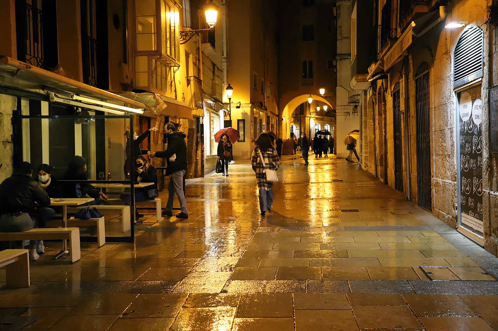 Fotos: La lluvia desluce la primera tarde sin toque de queda a las 20:00