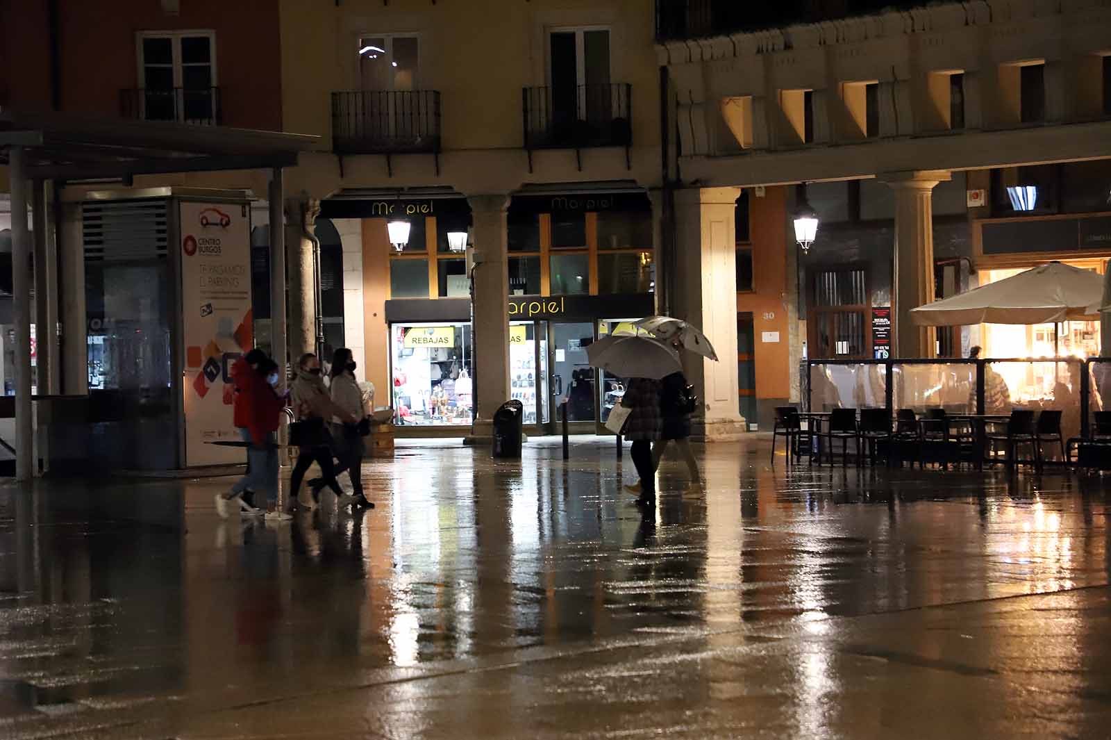 Fotos: La lluvia desluce la primera tarde sin toque de queda a las 20:00