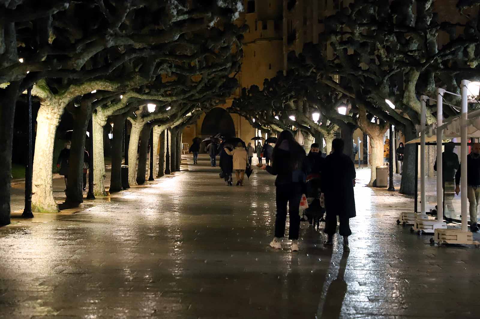 Fotos: La lluvia desluce la primera tarde sin toque de queda a las 20:00