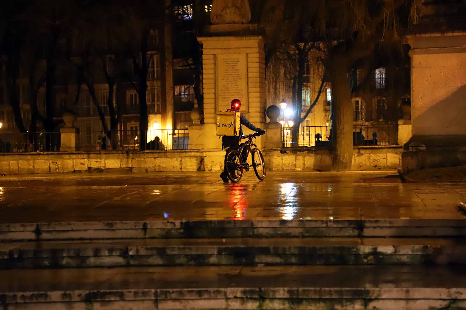 Fotos: La lluvia desluce la primera tarde sin toque de queda a las 20:00