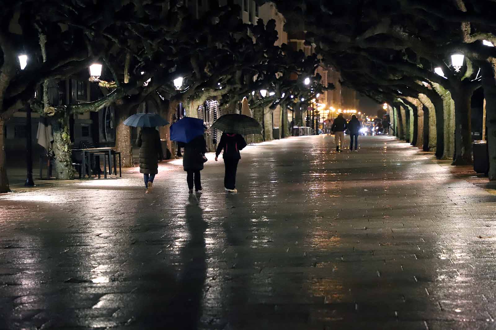 Fotos: La lluvia desluce la primera tarde sin toque de queda a las 20:00