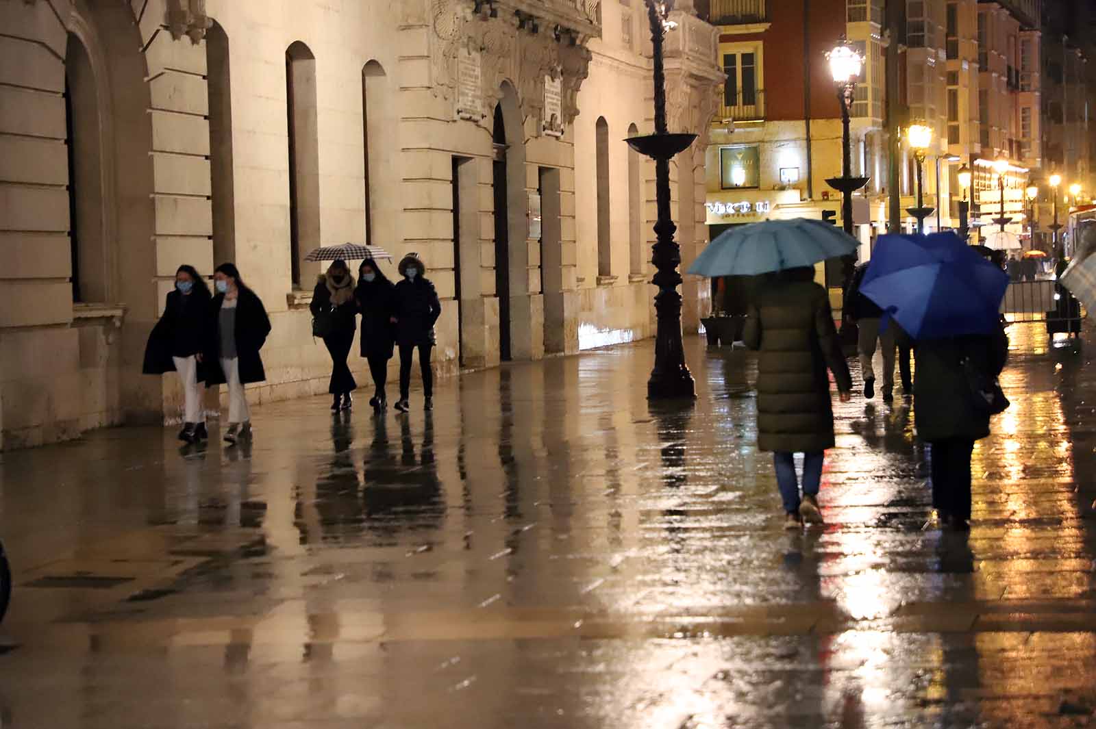 Fotos: La lluvia desluce la primera tarde sin toque de queda a las 20:00