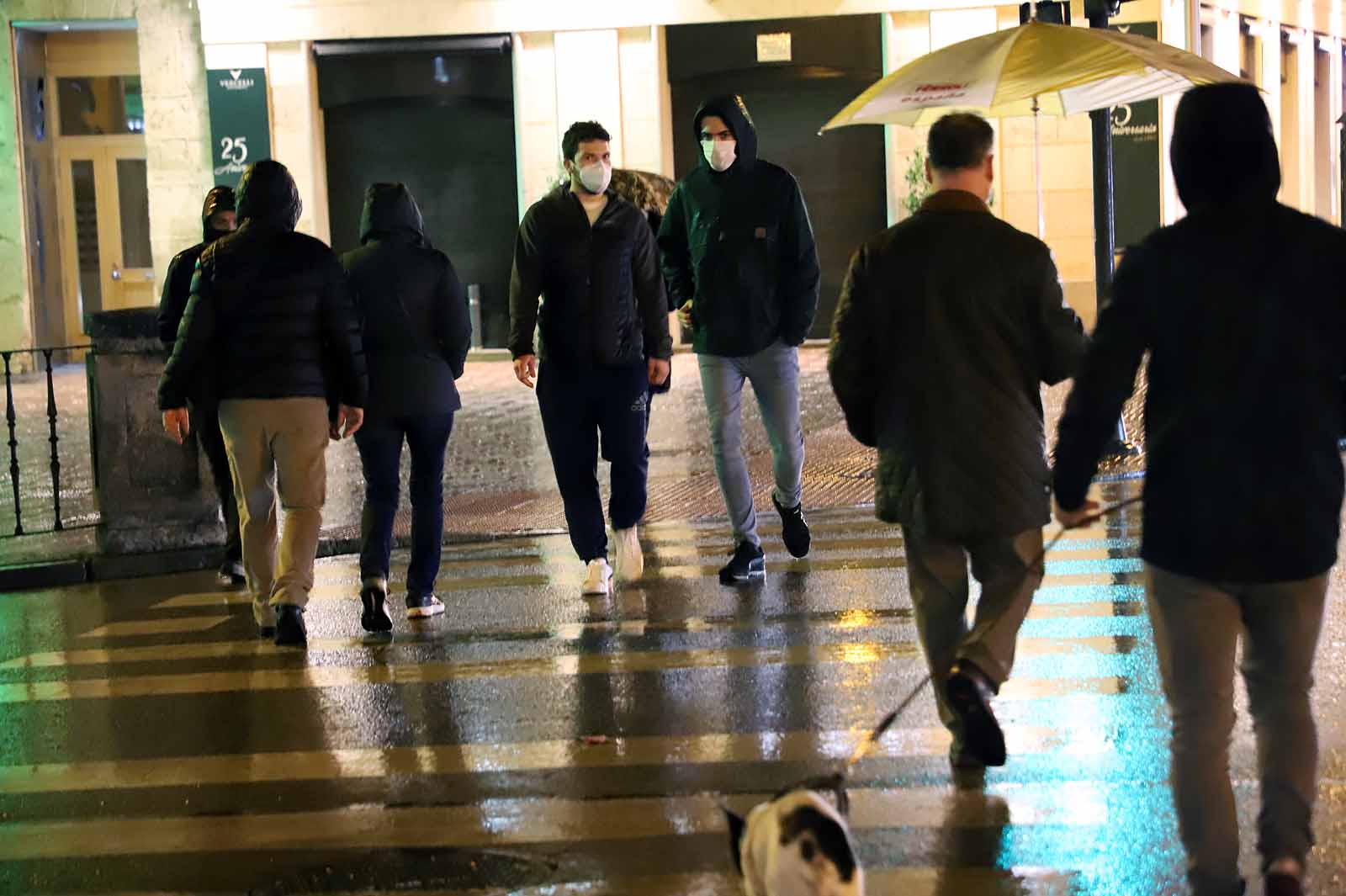 Fotos: La lluvia desluce la primera tarde sin toque de queda a las 20:00