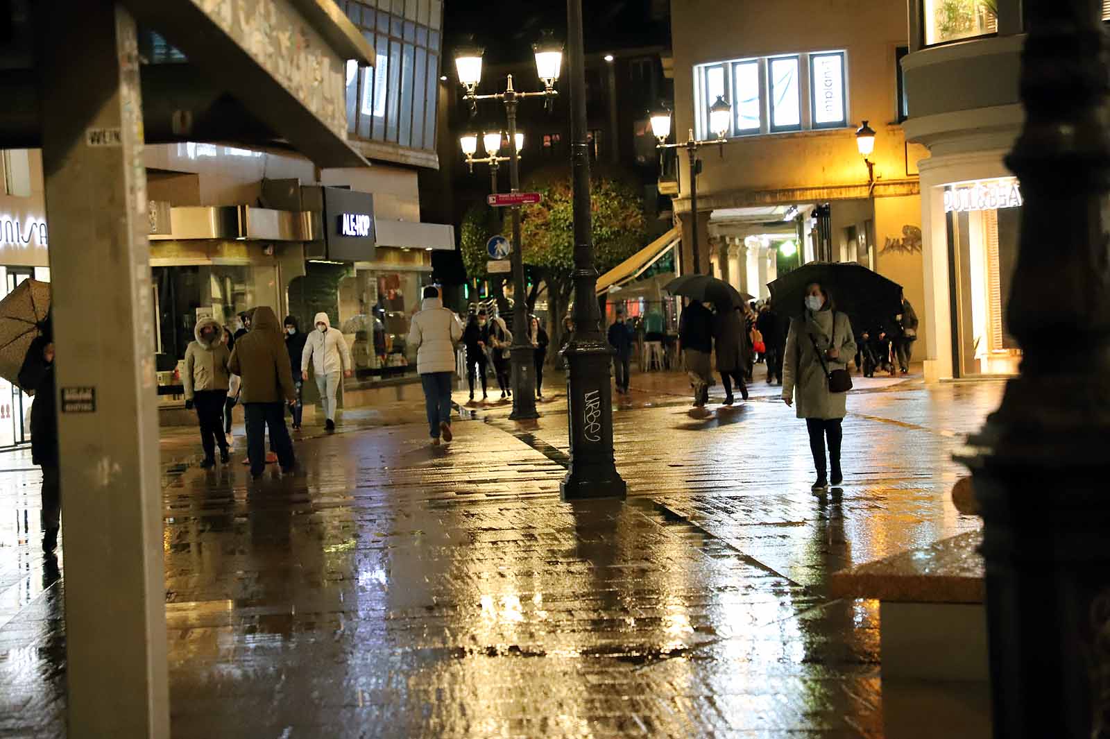 Fotos: La lluvia desluce la primera tarde sin toque de queda a las 20:00