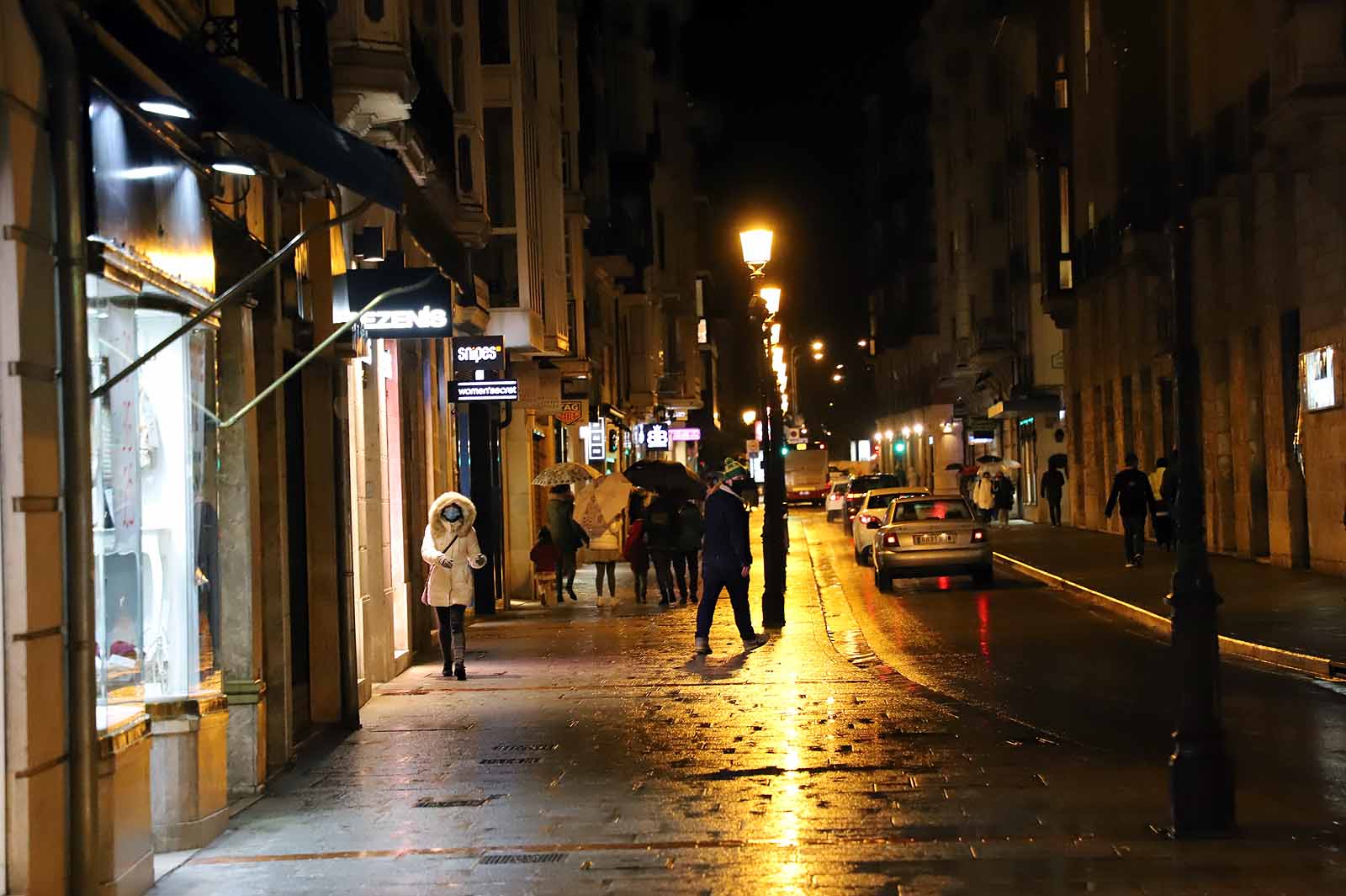 Fotos: La lluvia desluce la primera tarde sin toque de queda a las 20:00