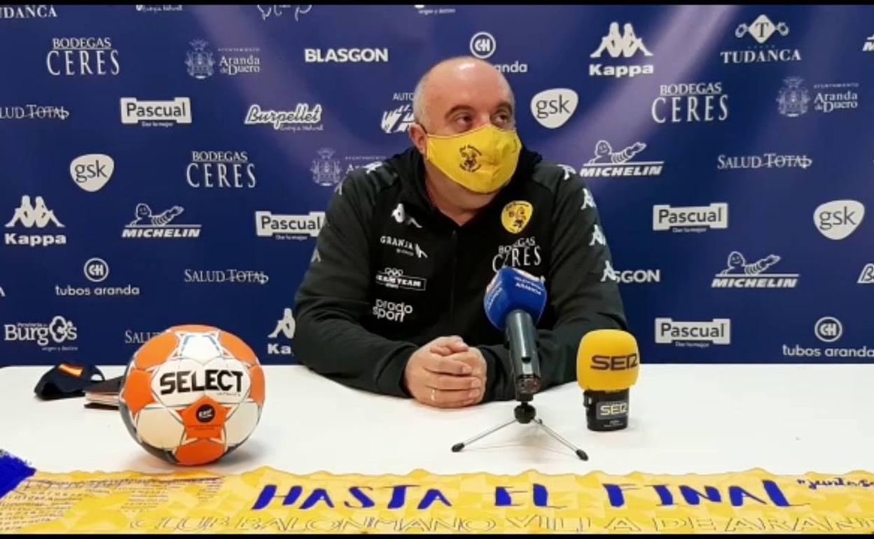 El técnico del Villa de Aranda en imagen de archivo de una rueda de prensa.
