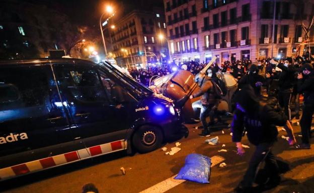 Los Mossos atribuyen a grupos organizados de «infiltrados violentos» los disturbios por Hasel