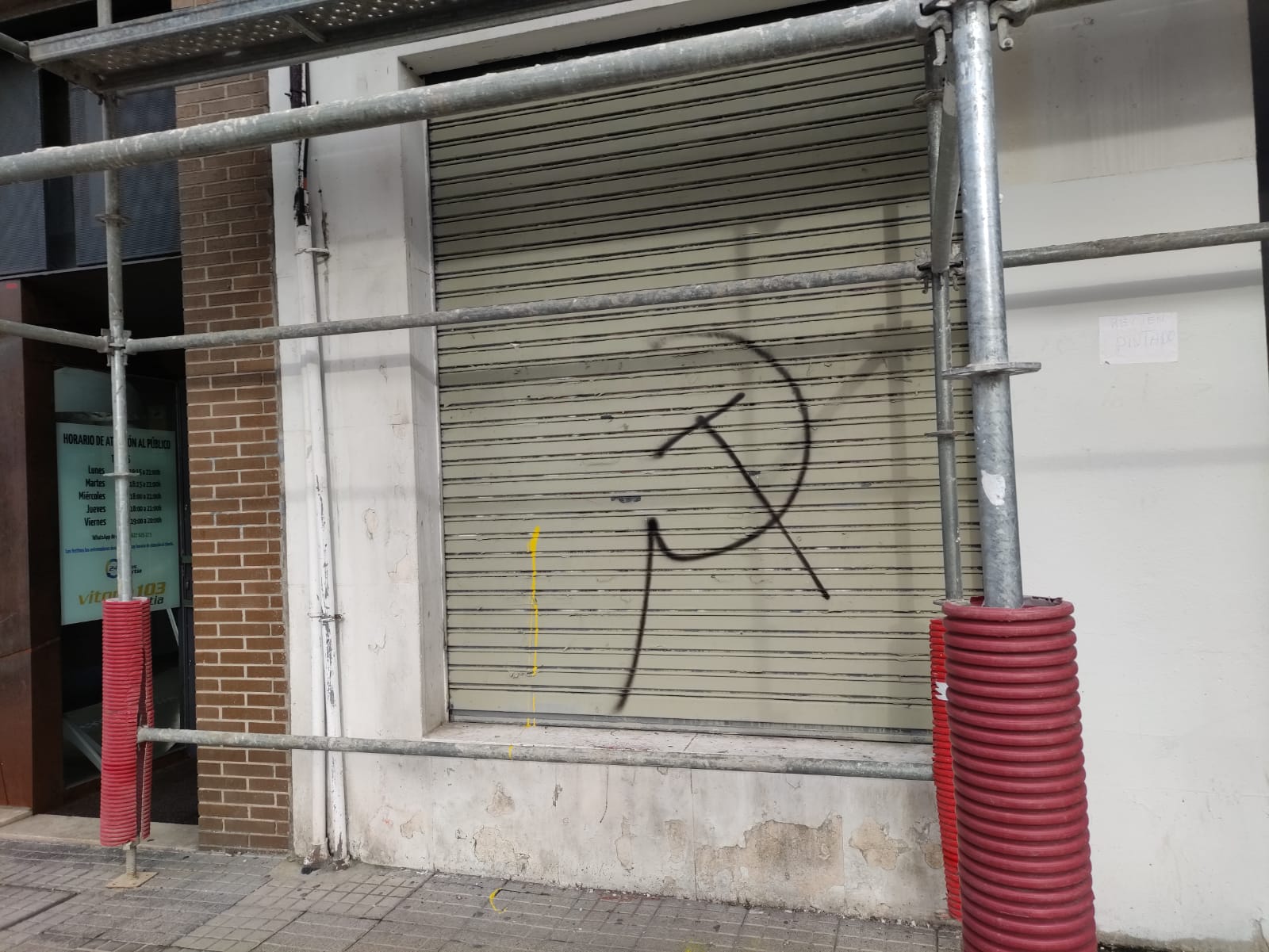 Imagen secundaria 1 - Fotografías de la sede del PSOE en Burgos. 